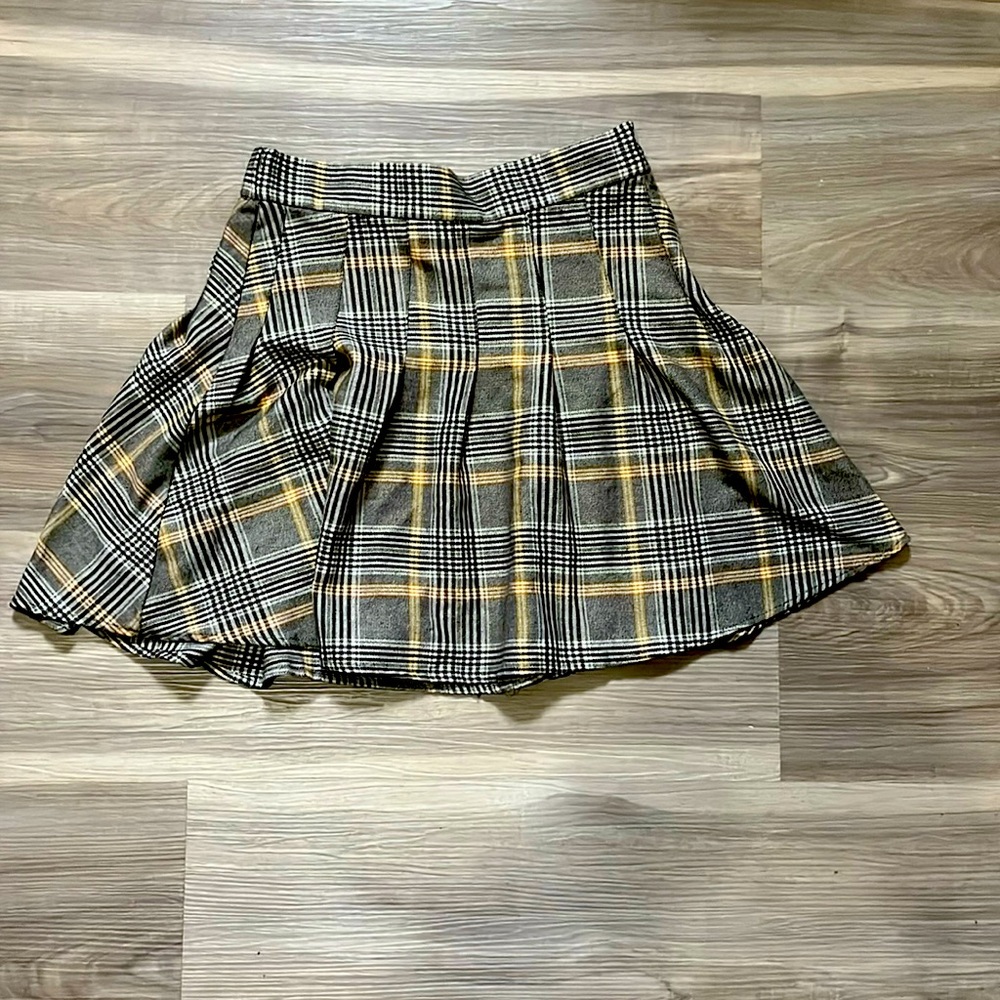 Cute beige plaid mini-skirt